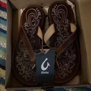 NWT OluKai Brown Leather Flip Flops with Cream Accents